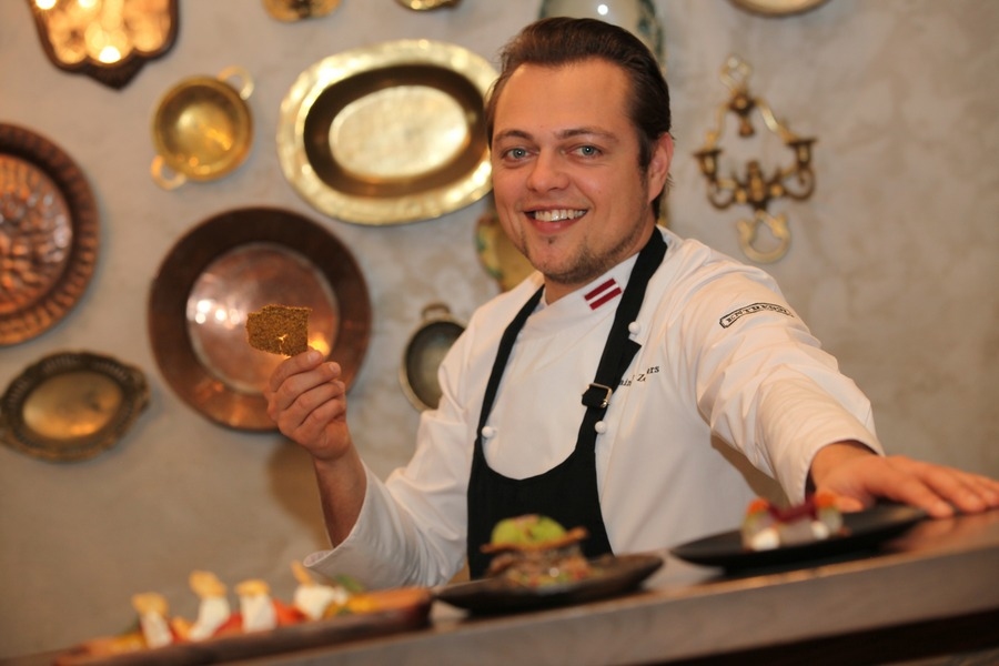 Sestdien, 8. jūnijā, pulksten 12 atjaunotā tūrisma informācijas punkta “Dzintarvēji” atklāšanas pasākums. Varēs izgaršot zivis kopā ar šefpavāru Raimondu Zommeru. Darbosies Dabas aizsardzības pārvaldes radošās darbnīcas. Būs iespēja apskatīt Alises Lūses ceļojošo foto izstādi “Kurzemes dabas takas” un Jāņa Pūķa mūzikas instrumentu kolekciju. Muzicēs grupa “Stendera ielas zēni”, dejos vidējās paaudzes deju kolektīvs “Saksinis”. 
Autors: Ilze Pētersone 