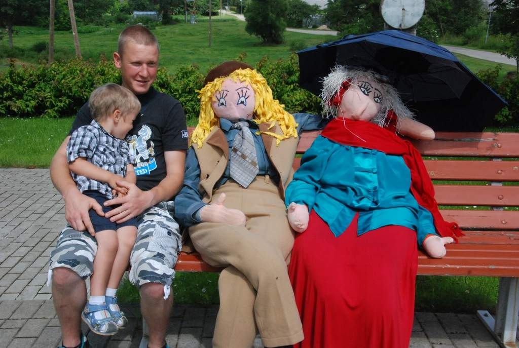 Sestdien, 27. jūlijā, pulksten 4.25 ar pulcēšanos makšķerēšanas sacensībām sāksies Kalvenes Sporta un atpūtas diena. Pulksten 10 sporta laukumā Kuldīgas aviācijas sporta kluba “Mikro avio šovs”. Pulksten 11 Kalvenes senlietu krātuves atvēršanas svētki. No pulksten 11 sporta spēles – basketbola soda metieni, ielu basketbols, ložu šaušanas sacensības mērķī ar pneimatiskajiem ieročiem, šaušana ar kaķeni, bet pie kultūras nama – trušu muižas pārsteigumi, kūku kari, radošās darbnīcas, hennas zīmējumi (maksas), plaukstas atliešana ģipsī, piepūšamās atrakcijas, portreta zīmēšana (maksas), izjādes ar poniju un zirgu. Pulksten 14 kultūras namā brāļu Auzānu koncerts. Pēc koncerta – svētku zupa. Pulksten 15 – futbols, disciplīnas “Traktorists Koļa”, “Slapjais veikals”, sacensības ģimenēm “Kopā ātrāk un precīzākk”, būs arī pankūku cepšana. Visas dienas garumā varēs aust dekoru no dabas veltēm. Pulksten 16 – pagasta pārvaldes laukumā putu ballīte. Pulksten 20 Ābelnieku estrādē sporta spēļu uzvarētāju apbalvošana, grupas “Montana” koncerts. Pēc tam zaļumballe kopā ar grupu “Liepavots”.
Autors: Uldis Dobelis