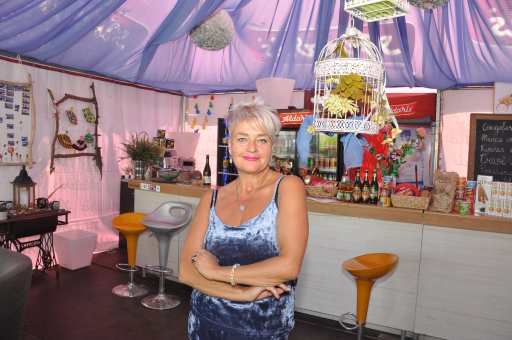 Kafejnīcas “Amber Wind Cafe” saimniece Dina Alberta pauž, ka kafejnīca dabā ir bizness ar sezonālu raksturu, līdz ar to – tā ir uzņēmējdarbība ar hobija ievirzi.
Autors: Dainis Ģelzis