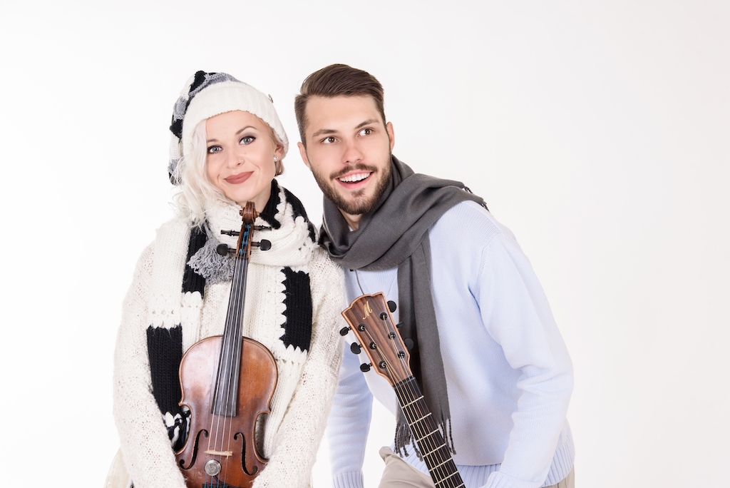 Piektdien, 13. decembrī, pulksten 18 Medzes kultūras namā ar akustisko koncertprogrammu “Sajūti Ziemassvētkus” viesosies Iveta Baumane un Roberts Pētersons. Skanējumu papildinās sitaminstrumentālists Viesturs Samts. No pulksten 17.20 mazajā zālē darbosies radošā darbnīca. Ieeja – brīva.  
Autors: Publicitātes foto