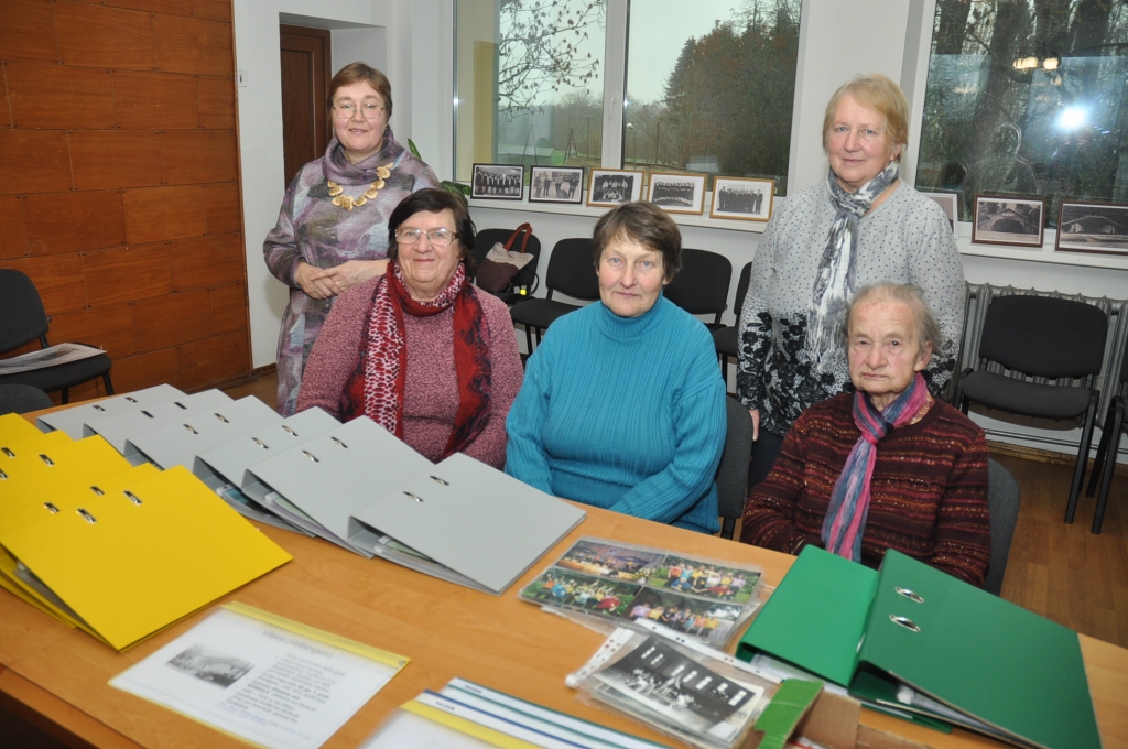 Daļa no Vaiņodes novada Embūtes pagasta seniorēm, kuras ar sirdi un dvēseli metušās iekšā vēstures un kultūras pētniecībā. Pirmajā rindā no labās: Aina Grēbere, Valda Mame un Zenta Vanaga. Otrajā rindā no labās: Ruta Barute un Ineta Jurķe-Miķelsone.
Autors: Dainis Ģelzis