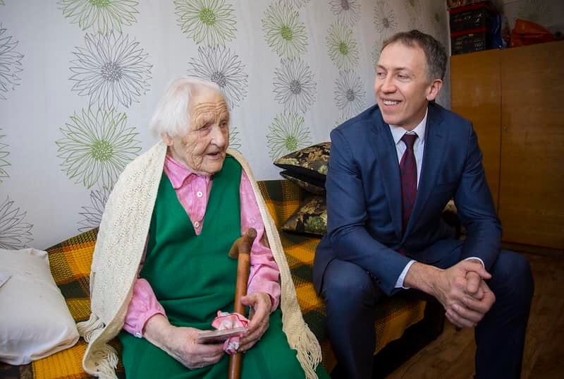 Mariju Dēklavu lielajā jubilejā pašvaldības vārdā sveica arī Liepājas domes priekšsēdētājs Jānis Vilnītis
Autors: Facebook.com/Liepajalv