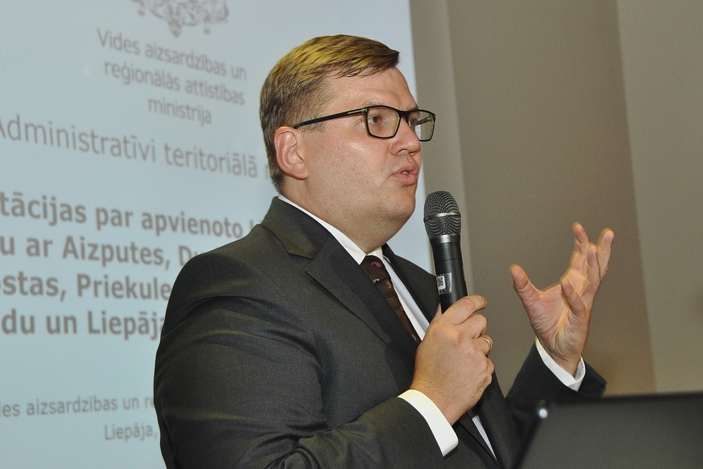 Saeimā ir iesniegti priekšlikumi, lai noteiktu, ka Liepājai ar Lejaskurzemes novadu, Daugavpils pilsētai ar novadu un Rēzeknei ar novadu būs jāveido kopīgas iestādes izglītībā, teritorijas plānošana un jānodrošina kopēja atkritumu apsaimniekošana, intervijā Latvijas Televīzijas raidījumā 