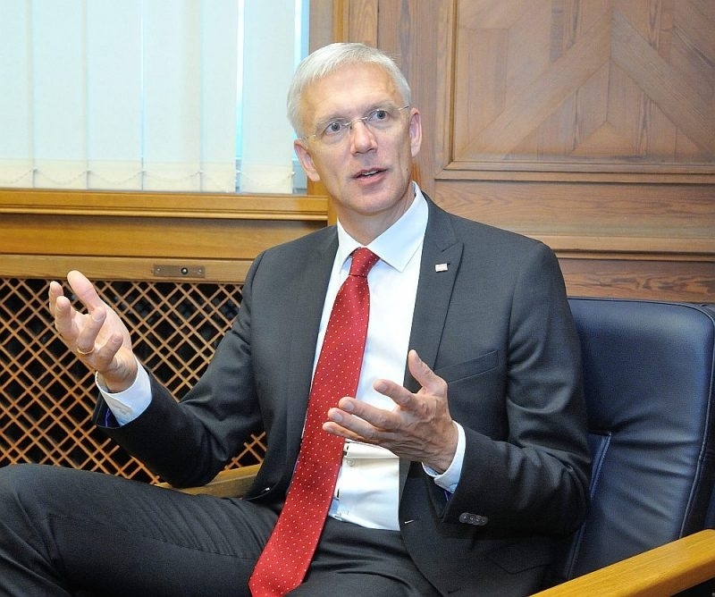 Atbildīgās amatpersonas vēl spriedīs par mehānismiem, kā kontrolēt vai iedzīvotāji ievēro Covid-19 vīrusa ierobežošanai izsludinātās ārkārtējās situācijas prasības, ceturtdien žurnālistus informēja Ministru prezidents Krišjānis Kariņš (JV).
Autors: Timurs Subhankulovs 