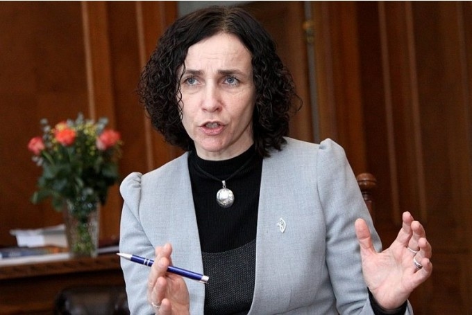 Ja pirmajā attālinātās mācīšanās nedēļā tiks konstatēts, ka pedagogi nevar nodrošināt kontaktu ar skolēnu, valda neziņa un skolēnus pārslogo ar mājasdarbiem, Izglītības un zinātnes ministrija (IZM) sludinās brīvlaiku un pagarinās mācību gadu, šodien videokonferencē par attālināto mācīšanos sacīja izglītības un zinātnes ministre Ilga Šuplinska (JKP).