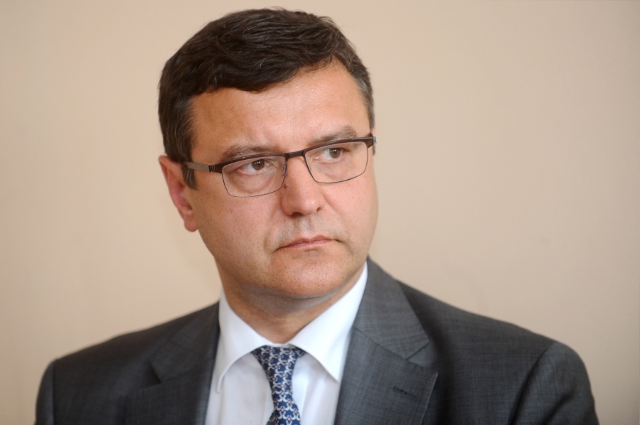 Jaunā koronavīrusa izraisītās slimības Covid-19 visvairāk skartajām nozarēm valsts nepieciešamības gadījumā maksās darbinieku atalgojumu 75% apmērā, nosakot maksimālos izmaksas griestus 700 eiro, otrdien pēc valdības sēdes žurnālistus informēja finanšu ministrs Jānis Reirs (JV).
Autors: lvportals.lv