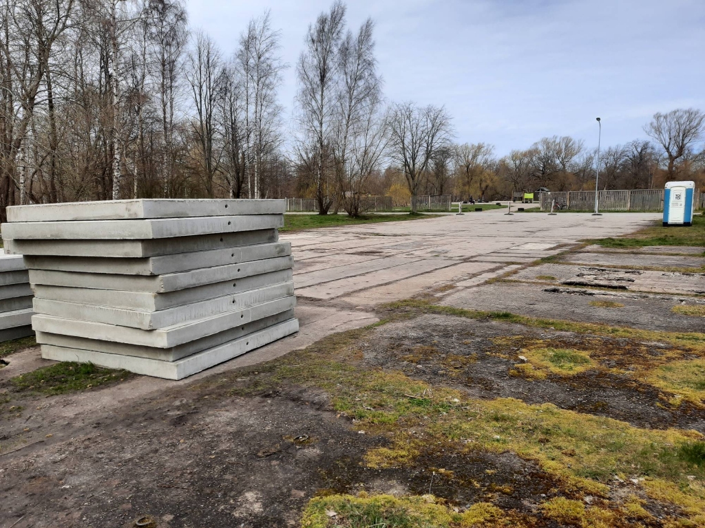 Pērkones ielas galā būvnieks SIA “CTB būvobjektā jau pieved un izvieto nepieciešamos materiālus.
Autors: Aigars Štāls