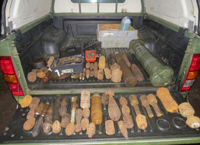 Attēli ar daļu no izņemtajiem priekšmetiem.
Autors: Valsts policija