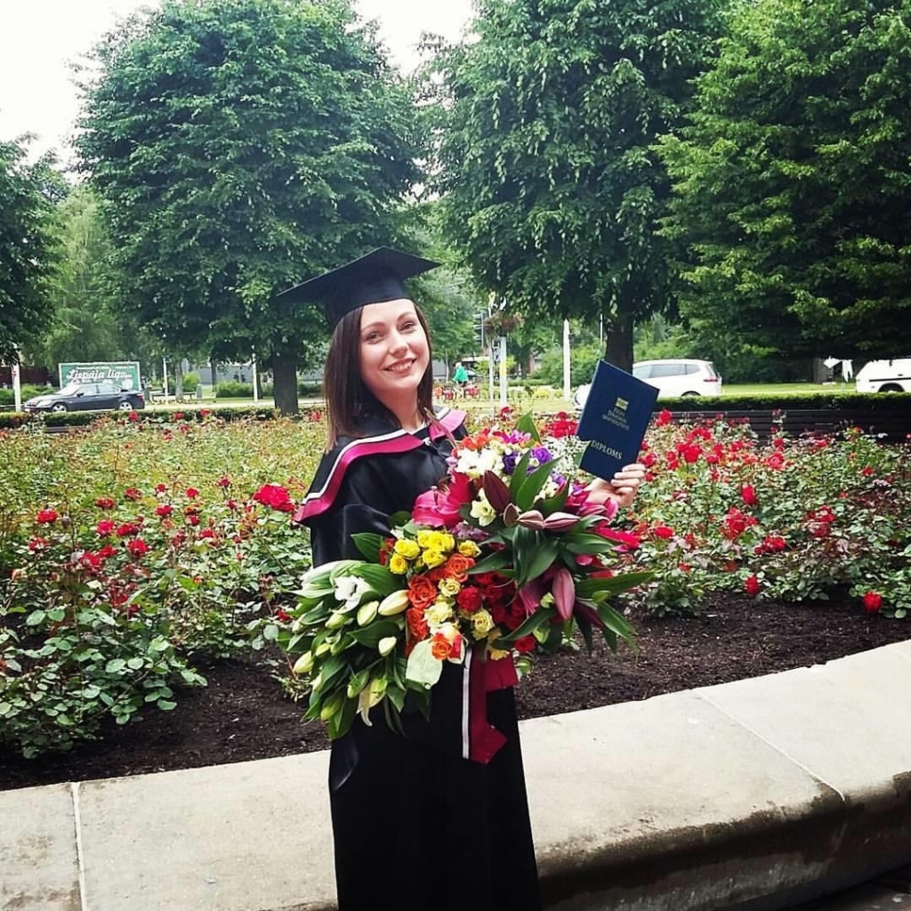  Ieva strādā Neatliekamās medicīniskās palīdzības dienestā par ārsta palīgu, zināšanas un prasmes šim darbam viņa ieguva Rīgas Stradiņa universitātes Liepājas filiālē