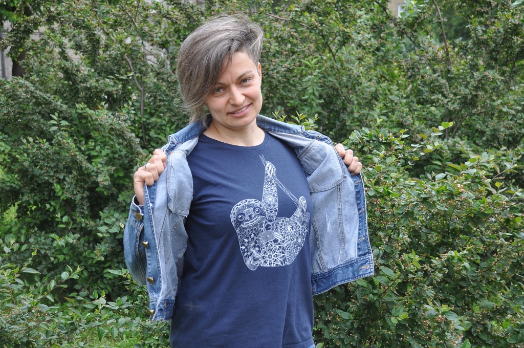 Dace Kupce-Krieviņa valkā kreklu ar pērn pašas radīto dzīvnieka sliņķa zīmējumu, kas radīts mandalas tehnikā. 
Autors: Dainis Ģelzis