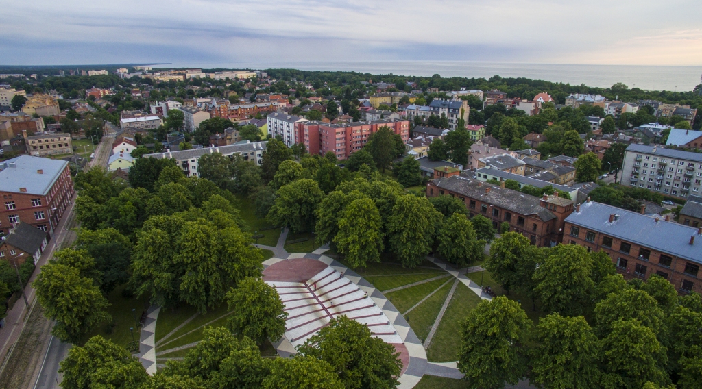 No augšas labāk redzams, cik pilsēta ir zaļa. Būvvalde uzsāks parkos, skvēros, laukumos, ielu malās un citos pašvaldības zemesgabalos ārpus meža augošo koku digitālu uzskaiti.
Autors: Aigars Prūsis