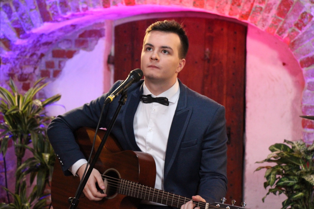 Cīravā svētdien, 19. jūlijā, pulksten 15 “Alus dārzā” Mārtiņa Ruska koncerts. Apmeklētāji aicināti ierasties ar savu sēžamo. Organizatori lūdz ievērot divu metru distanci un nedrūzmēties. Ieeja – brīva. 
Autors: Publicitātes foto