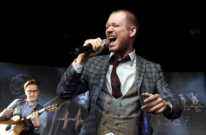 Sestdien, 25. jūlijā, pulksten 16 Juliannas pagalmā (Friča Brīvzemnieka 7) sāksies radoša dzīvesstila aktivitātes pēcpusdienas garumā “Get Up, Let’s GRŪV!”. Ikvienam būs iespēja iesaistīties radošajās darbnīcās kopā ar organizāciju “Radi Vidi Pats” un konceptveikalu “MA:LA” un citās aktivitātēs. Pulksten 21.30 brīvdabas koncerts fanka, regeja, svinga un soula mūzikas programmā, uzstājoties spridzinošajam Ralfam Eilandam kopā ar “Liepaja Music Orchestra” Jāņa Ivuškāna vadībā, pirms tam publiku iesldīs DJ Armands Sausiņš.
Autors: LETA