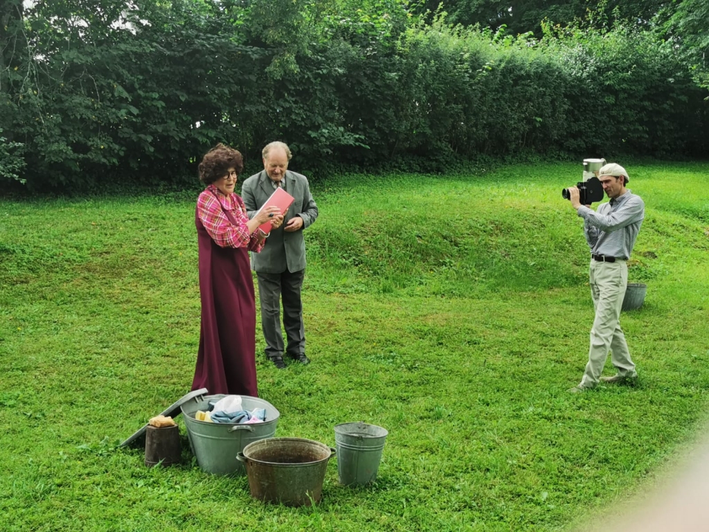 Kolhoza laiki. Uz saimniecībām dodas Jānis Dimants (uzvedumā – Jānis Briljants) un televīzijas operators.