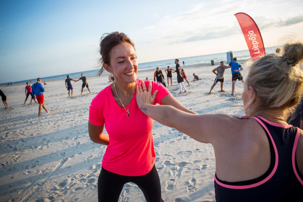 “Līdzīgu slapjo treniņu Drosmes skrējienam organizējām pludmalē pirms diviem gadiem – mums un dalībniekiem tas radīja tikai pozitīvas emocijas un gandarījumu, paveicot ko interesantu un savādāku. Arī šoreiz aicinām liepājniekus nenobaidīties, jo arī šī treniņš tiks veidots tā, lai ikviens varētu pielāgoties un palielināt savas spējas, uzlabojot vispusīgu fizisko sagatavotību,” iedrošina cīņu un fitnesa kluba pārstāvis Pēteris Vītols.

Autors: Liepaja.lv