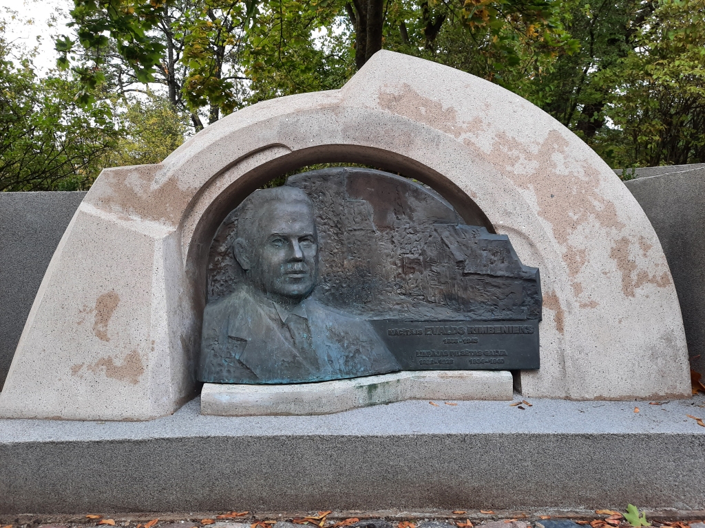 Pirms un pēc pārbūves. Bijušā pilsētas galvas Ēvalda Rimbinieka piemiņas vieta atrodas viņa vārdā nosauktās ielas malā. 
Autors: Aigars Štāls