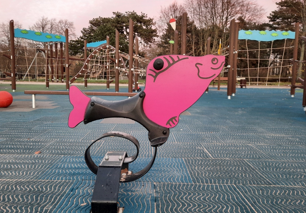 Jūrmalas parkā kopš aizvadītās nedēļas nogales apmeklētājiem ir pieejams jauns bērnu rotaļu aprīkojums. 
Autors: Aigars Štāls