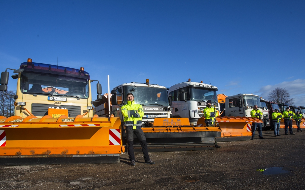 Liepājā dažādu segumu apstrādei ar pretslīdes materiālu un tīrīšanai ziemas apstākļos ir sagatavotas 15 tehnikas vienības.
Autors: Publicitātes foto