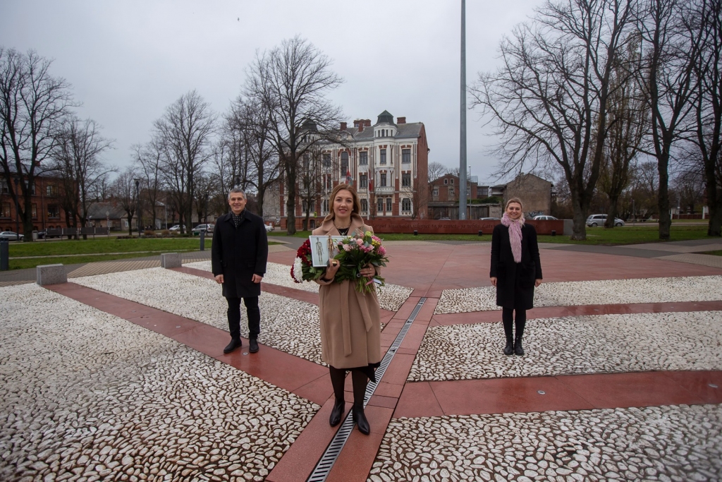 Balvas par izcilu ieguldījumu veselībā un labklājībā laureāte Elīna Tolmačova kopā ar Latvijas Pilsoniskās alianses direktori Kristīni Zonbergu un Liepājas domes priekšsēdētāja vietnieku kultūras un sporta jautājumos Ati Deksni.

Autors: facebook.com/Cilvekaizaugsmei.lv