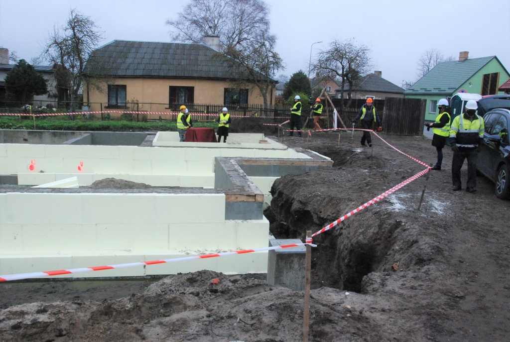 Deinstitucionalizācijas projekta un projekta “Kurzeme visiem” ietvaros Liepājā uzsākta jaunas sociālās infrastruktūras izveide , no kuras lielākie ieguvēji būs bez vecāku gādības palikušie bērni un ilgstošas sociālās institūcijās dzīvojošie cilvēki, kuri ar nelielu personāla atbalstu varēs dzīvot patstāvīgu dzīvi un paši par sevi rūpēties. Projekta ietvaros Liepājā uzsākta jaunas, ģimeniskai videi pietuvinātas dzīvojamās mājas būvniecība Bērnunama bērniem Salmu ielā, veikti priekšdarbi, lai tuvākajā nākotnē atvērtu gan specializētās darbnīcas, gan grupu dzīvokļus un jauniešu māju bērniem no ārpusģimenes aprūpes. 
Autors: Uldis Dobelis