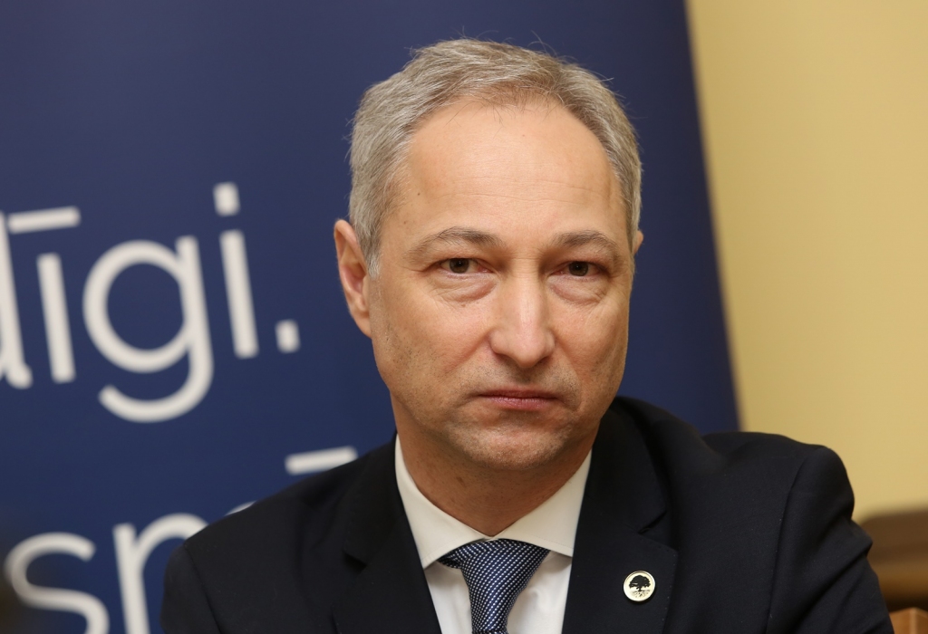 Kā šodien pēc koalīcijas sanāksmes žurnālistiem pauda Jaunās konservatīvās partijas (JKP) līderis, tieslietu ministrs Jānis Bordāns, koalīcijas partneriem saskanot viedoklis, ka ir jāatceļ prakse pašvaldību domju deputātiem ilgus gadus paralēli ieņemt saimnieciskus amatus, piemēram, būt par izpilddirektoriem, pašvaldību kapitālsabiedrību vadītājiem, skolu direktoriem vai tamlīdzīgi.
Autors: Edijs Pālens/LETA