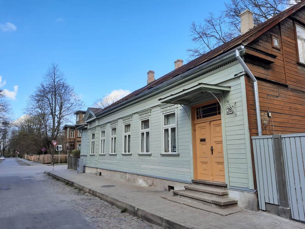 Nams Rožu ielā 28 ir viens no objektiem, kas veiksmīgi tiek restaurēts ar pašvaldības atbalstu. 2019. gadā ir pabeigta ēkas fasādes restaurācija.
Kultūras pieminekļu īpašnieki pašvaldības progammas ietvaros finansējumu var saņemt pieminekļa vai tā daļas restaurācijas un konservācijas darbiem, būvuzraudzībai, arī durvju, logu un citu detaļu atjaunošanai.
Autors: Aigars Štāls