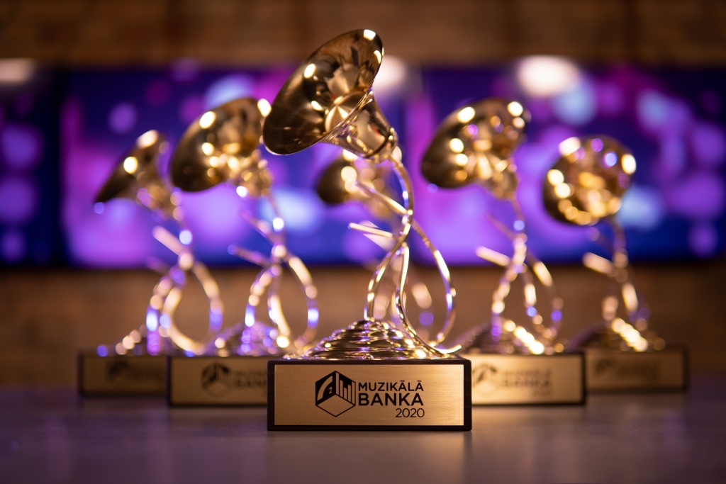 Mākslinieka Armanda Jēkabsona darinātās piemiņas veltes, kuras saņems visi “Muzikālās bankas” finālisti.
Autors: Miks Jeluškins / Latvijas Radio