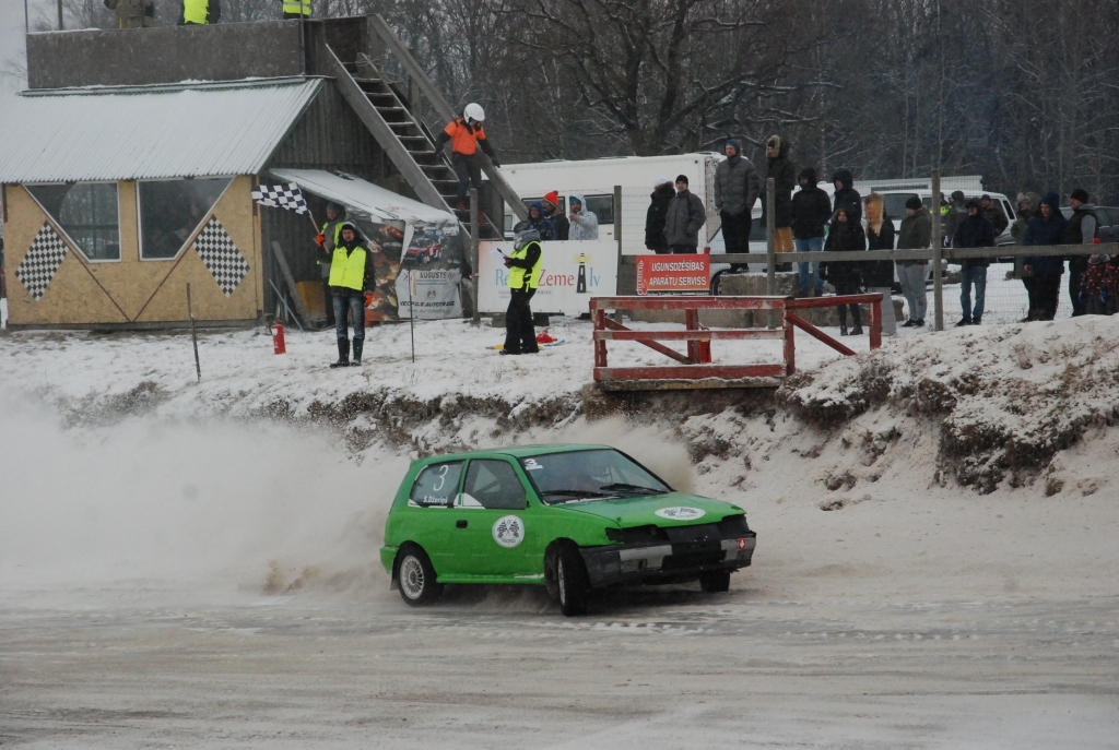 Vienam folkreisa posmam bija jānotiek Vecpils autotrasē. 
Autors: Uldis Dobelis
