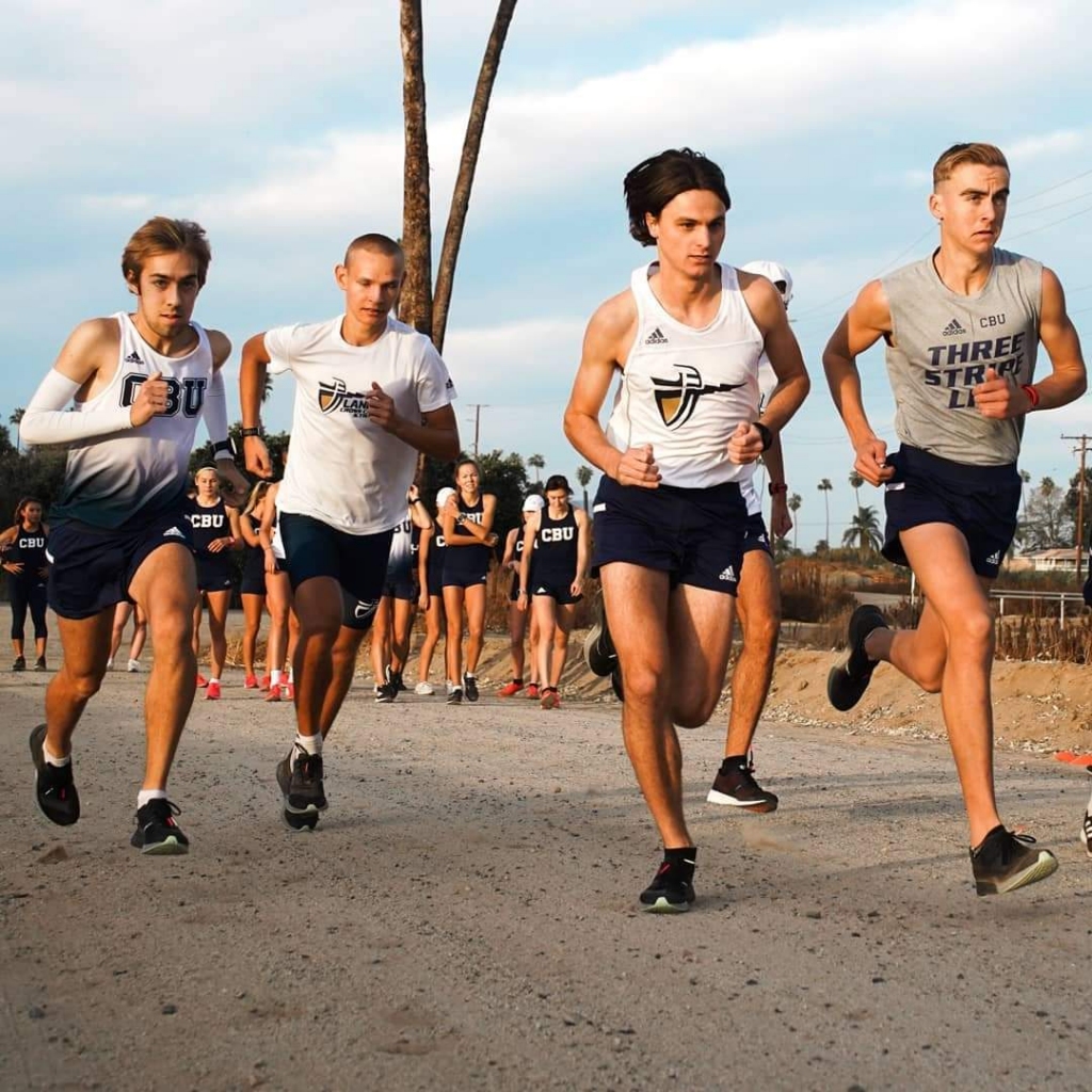 Artūrs Niklāvs Medveds (otrais no kreisās) ASV aizvadīja sezonas pirmo startu.  
Autors: No sportista personīgā arhīva