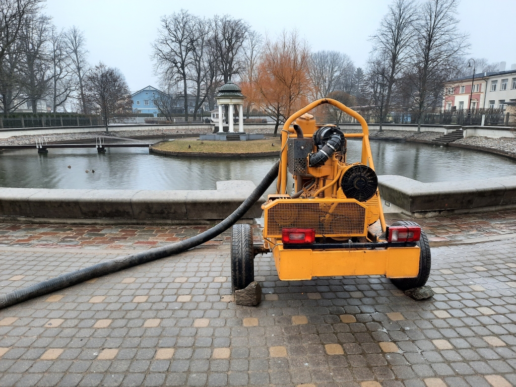 Sākti Gulbju dīķa attīrīšanas darbi - notiek ūdens atsūknēšana. Pēc tam ir paredzēta nosēdumu aizvākšana un gultnes un apmaļu tīrīšana un atjaunošana.
Autors: Aigars Štāls