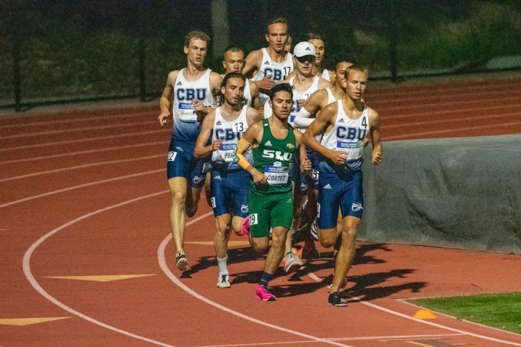Artūrs Niklāvs Medveds skrējiena priekšplānā ar ceturto numuru. 
Autors: Publicitātes foto