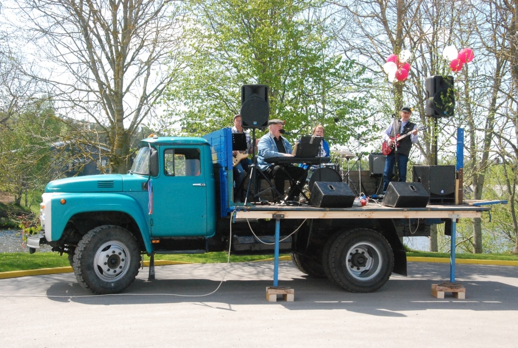 Pāvilostas pilsētas svētkos spēlēja grupa 