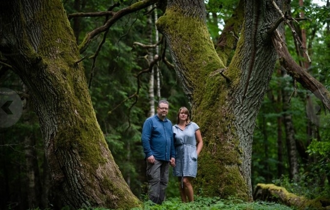 Ineses Gmizo-Lārmanes un Viestura Lārmaņa pamatdarbs vairāk nekā 20 gadu bijusi dabas aizsardzība, bet 2016. gadā viņi pārcēlās uz laukiem Valkas pagastā, kur saimnieko dabas saimniecībā “Bekas”, dabiskajās pļavās. “Ja cilvēks iznīcina biodaudzveidību dabā, tad viņš iznīcina nākotnes iespējas veidot sev labāku dzīvi,” dabisko dzīvotņu saglabāšanas milzīgo nozīmi uzsver V.Lārmanis.
Autors: projekts “GrassLife”