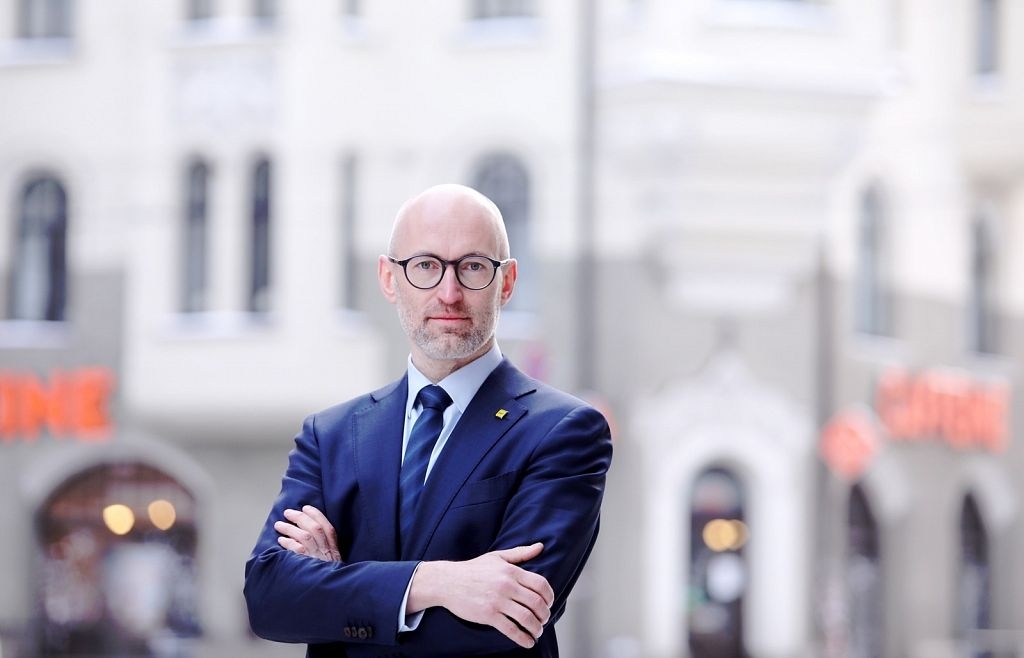 Valdības koalīcijas partijas ir paudušas atbalstu iecerei organizēt naudas balvu izlozes pret Covid-19 vakcinētajiem iedzīvotājiem, lai tādējādi motivētu cilvēkus potēties, pirmdien pēc koalīcijas sanāksmes žurnālistiem pavēstīja veselības ministrs Daniels Pavļuts (AP).
Autors: LETA