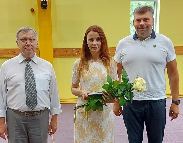 Izpilddirektora pienākumus pildīs līdzšinējais Grobiņas novada izpilddirektors Uldis Vārna (pa labi) un izpilddirektora vietnieka amatā būs līdzšinējā Grobiņas novada izpilddirektora vietniece Gunita Laiveniece.
Autors: facebook.com/DienvidkurzemeDome