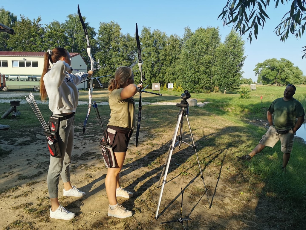 Pasaules jauniešu čempionātam trenera Ģirta Kauliņa vadībā gatavojas Kintija Laima Trinkūna (pa kreisi) un Madara Spāģe. 
Autors: No Ģirta kauliņa arhīva