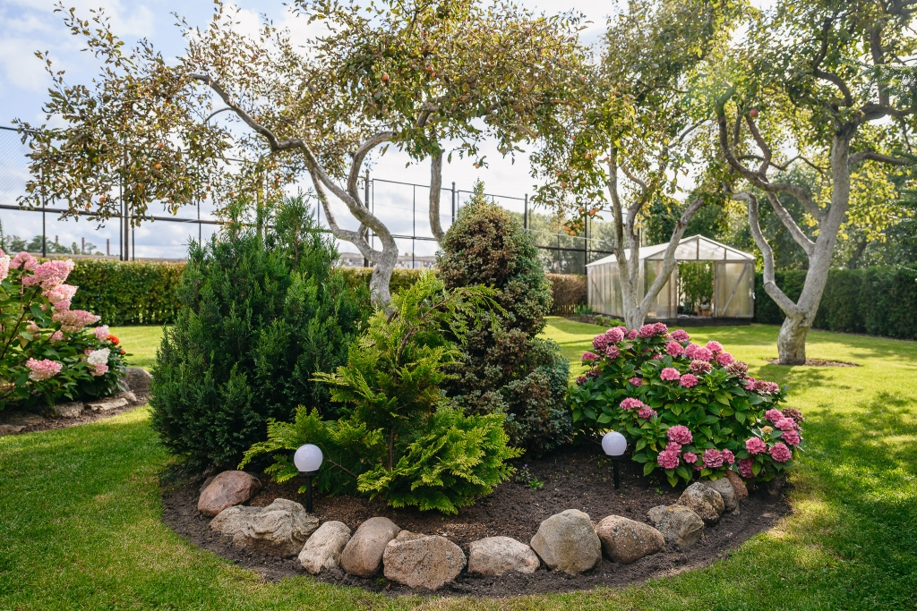 Dārzs Darbnīcu ielā 6B, ko iekopuši Lolita un Agris Zeidleri. Pagājušā gada konkursā viņu māja un dārzs bija viens no četriem labākajiem privātmāju kategorijā.
Autors: Edgars Pohevičs