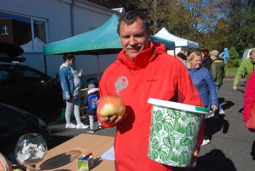 Roberts Figoriņš ar savu lielāko ābolu uzvarēja konkursā Durbē.
Autors: Uldis Dobelis