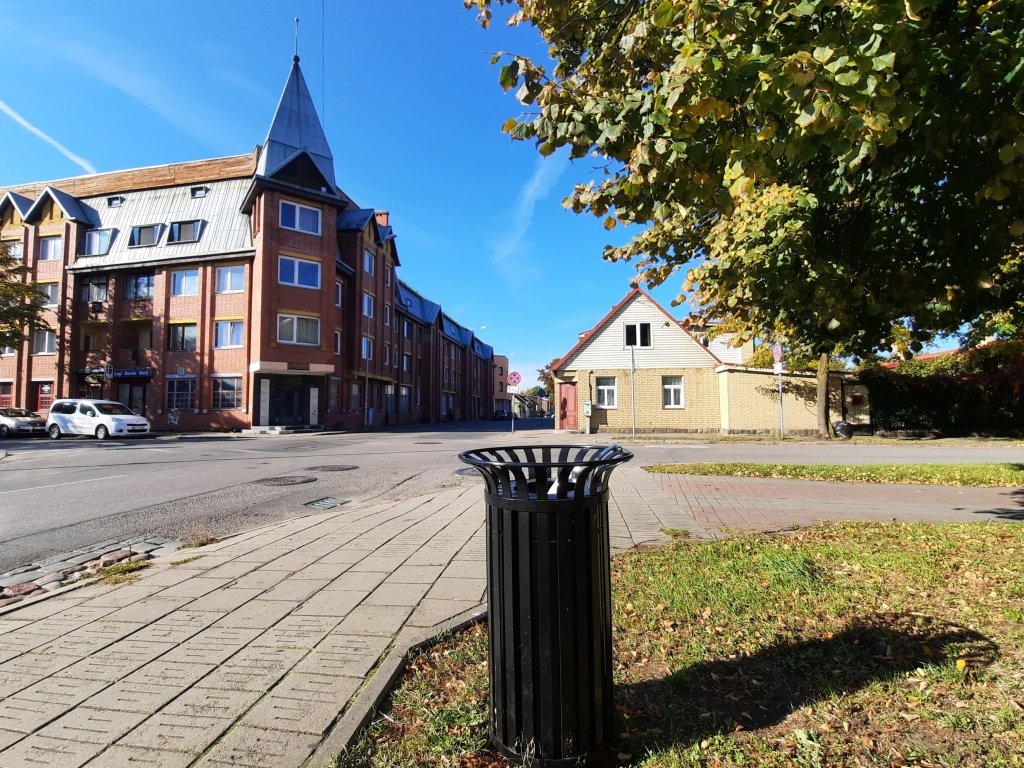 Jūrmalas un Alejas ielas krustojumu ik dienas šķērso daudz gājēju, tāpēc arī šeit nesen ir uzstādīta jaunā parauga atkritumu tvertne.
Autors: Aigars Štāls