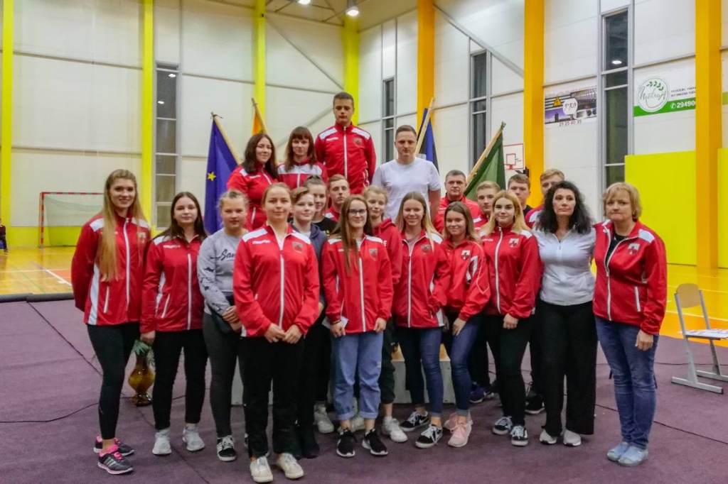 Aizputes ložu šāvēji un treneri 2019. gada Arvīda Manfelda piemiņas sacensībās. 
Autors: No Aizputes šāvēju arhīva