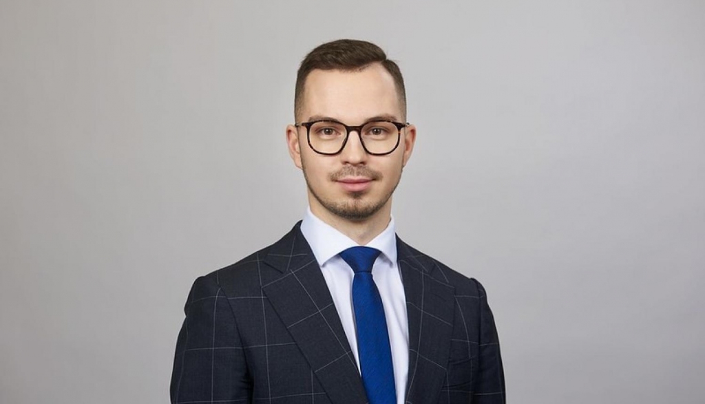 Valstspilsētu un novadu pašvaldībām līdz novembra vidum jāvienojas par kopīgas ilgtspējīgas attīstības stratēģijas un programmas projektiem, piektdien preses konferencē informēja vides aizsardzības un reģionālās attīstības ministrs Artūrs Toms Plešs (AP).
Autors: Ministru kabinets