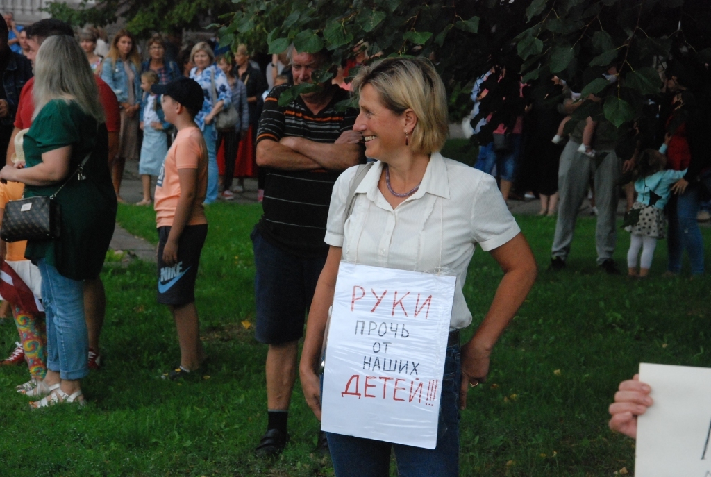 Liepājas domes deputāte Ludmila Rjazanova (S) augustā bija viena no piketa dalībniecēm, kad Liepājas centrā pie Liepājas Universitātes sestdien, 14. augustā, pulcējās iedzīvotāji, lai piketētu pret piespiedu vakcināciju – vakcinācijai jābūt brīvprātīgai.
Autors: Uldis Dobelis