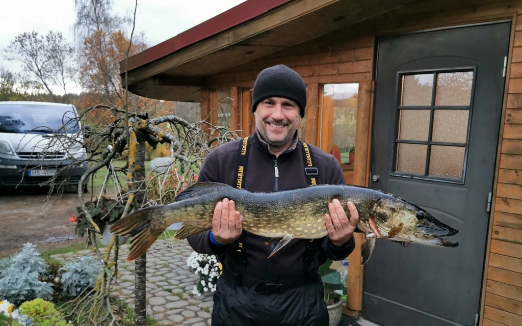 Pie varenas līdakas Liepājas ezerā šoruden tika Dienvidkurzemes novada Sporta pārvaldes vadītājs Andis Ādiņš. Viņam tā ir līdz šim otrā lielākā noķertā zaļsvārce.
Autors: No Anda Ādiņa personīgā arhīva