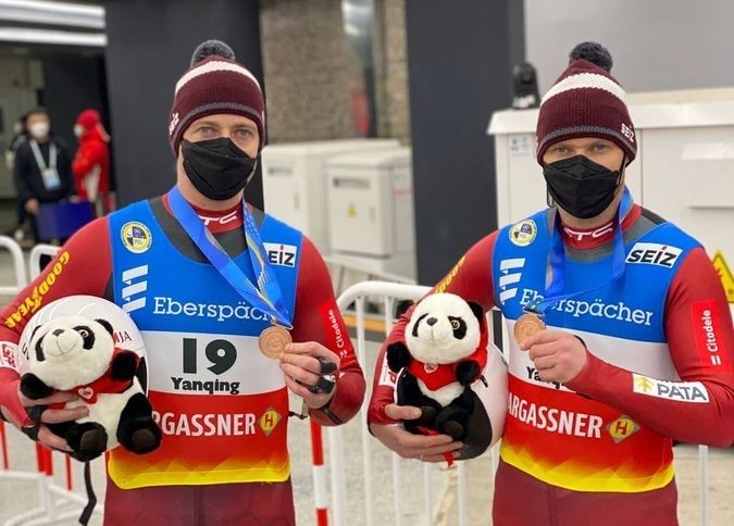 Brāļi Šici sezonu sāka ar trešo vietu Pekinas trasē. 
Autors: Kamanas.lv