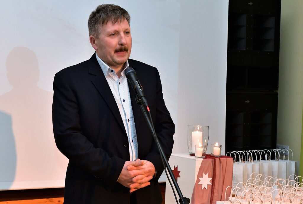 Barikāžu dalībniekus uzrunā Priekules pagasta un pilsētas pārvaldes vadītājs Andris Razma
Autors: Foto - Harijs Ulmanis