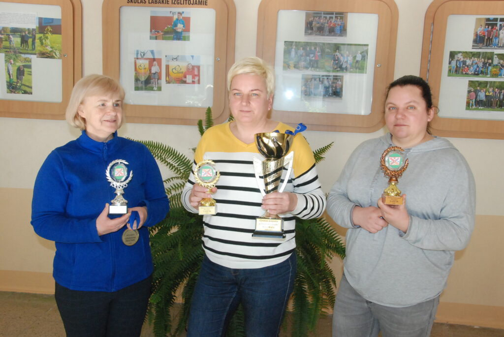 2020. gada godalgoto vietu ieguvējas: Sarmīte Štrāle (pa kreisi), Kristīne Zaharāne un Linda Liepiņa.
Autors: Foto - Uldis Dobelis